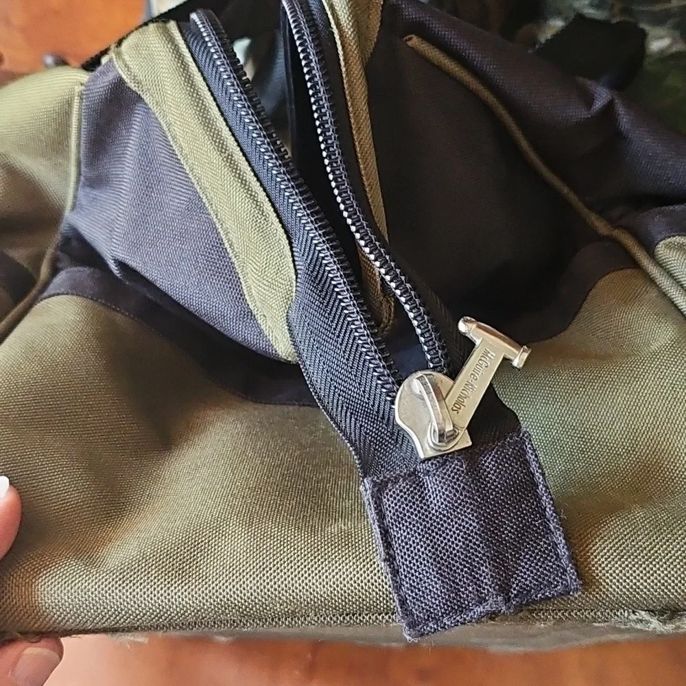 Olive Green and Black Men’s Carry Bag with Shoulder Strap